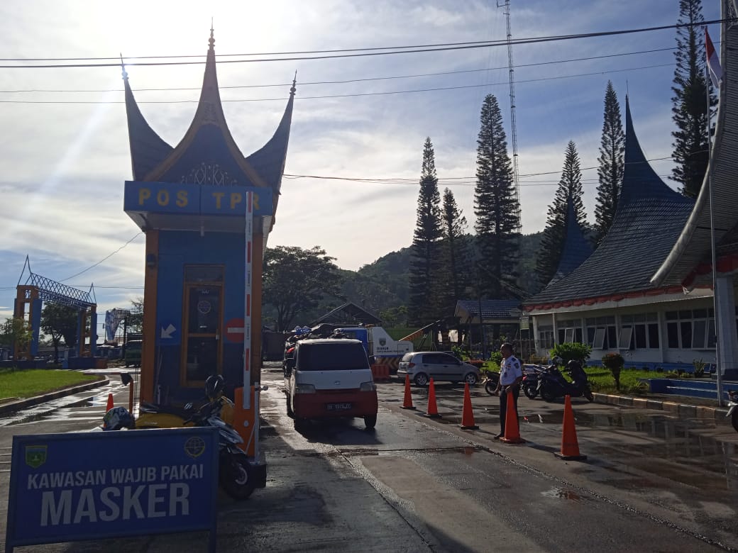 Kadishub Padang Panjang, Arkes Refagus diabadikan depan plang portal elektronik pos TPR terminal Bukitsurungan.